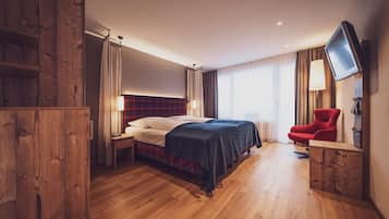 Senior Suite | Hypo-allergenic bedding, in-room safe, desk, blackout drapes