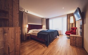 Senior Suite | Hypo-allergenic bedding, in-room safe, desk, blackout drapes - Mountain Plaza Hotel (Davos)