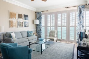 Safe på rommet, individuelt dekorert, individuelt innredet og skrivebord