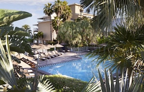 Outdoor pool, pool umbrellas, sun loungers