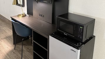 Escritorio y espacio para trabajar con laptop