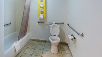 Un bagno con il water bianco, una zona doccia e un porta asciugamani.