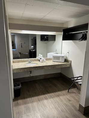 Combined shower/tub, hair dryer, towels