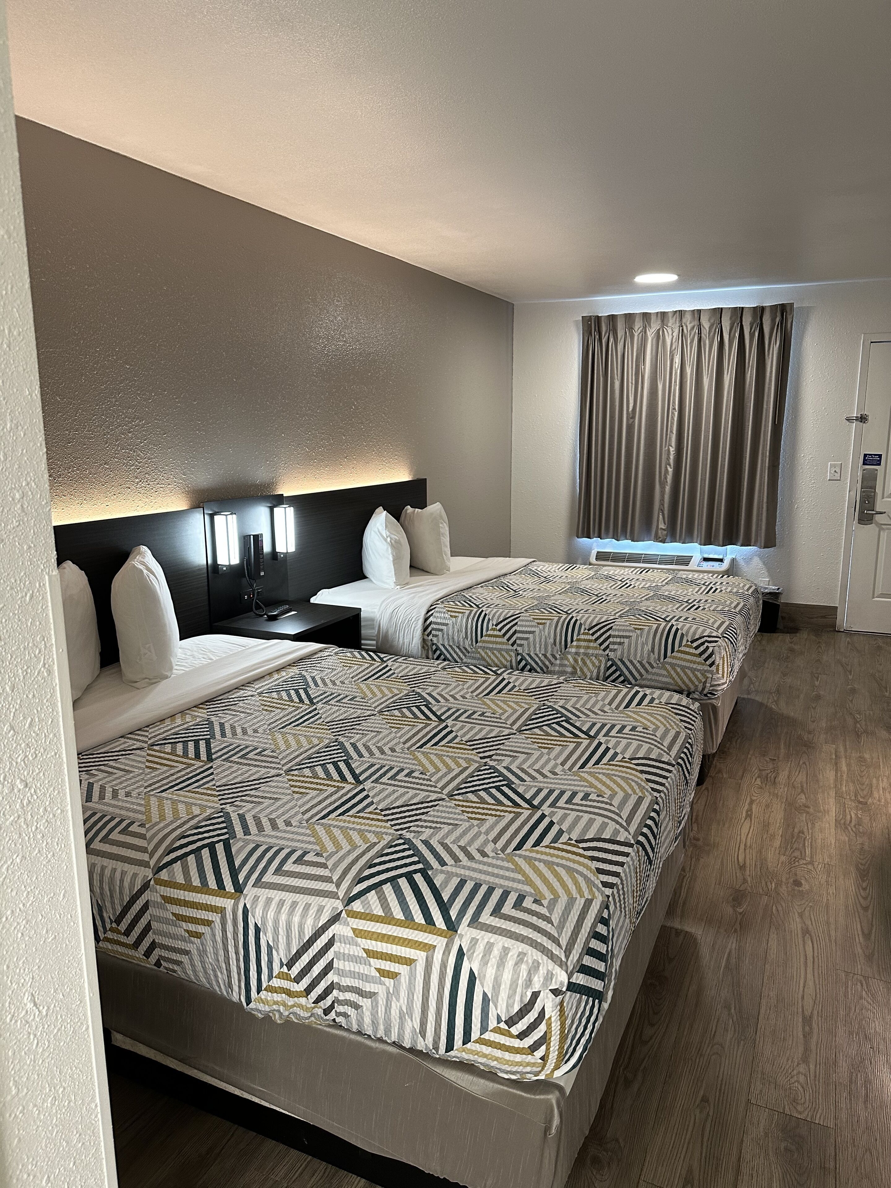 Bàn, khu vực làm việc phù hợp cho laptop, bàn ủi/dụng cụ ủi quần áo 