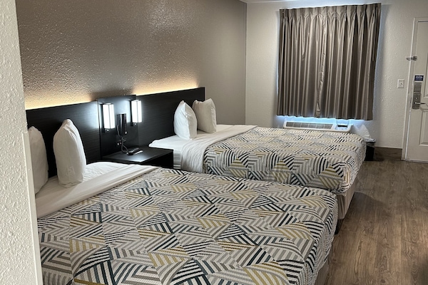 Schreibtisch, laptopgeeigneter Arbeitsplatz, Bügeleisen/Bügelbrett