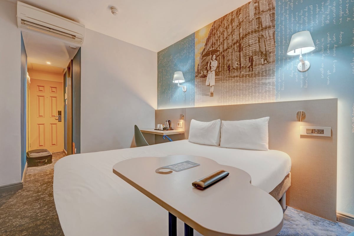 Ropa de cama hipoalergénica, escritorio y tabla de planchar con plancha