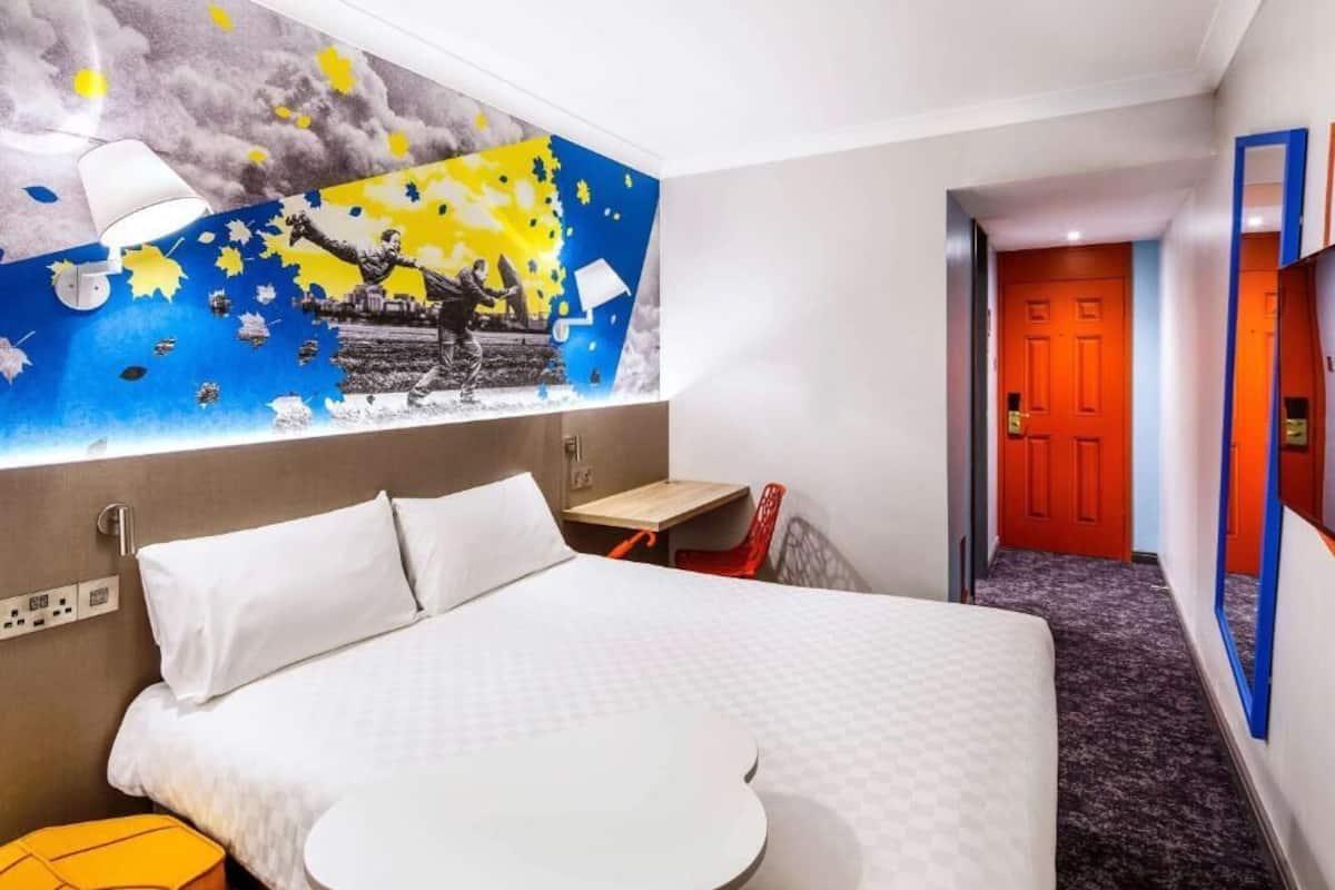 Compact Double Room | Hypo-allergenic bedding, desk, iron/ironing board, free WiFi