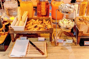A breakfast buffet with various food items and labels.
