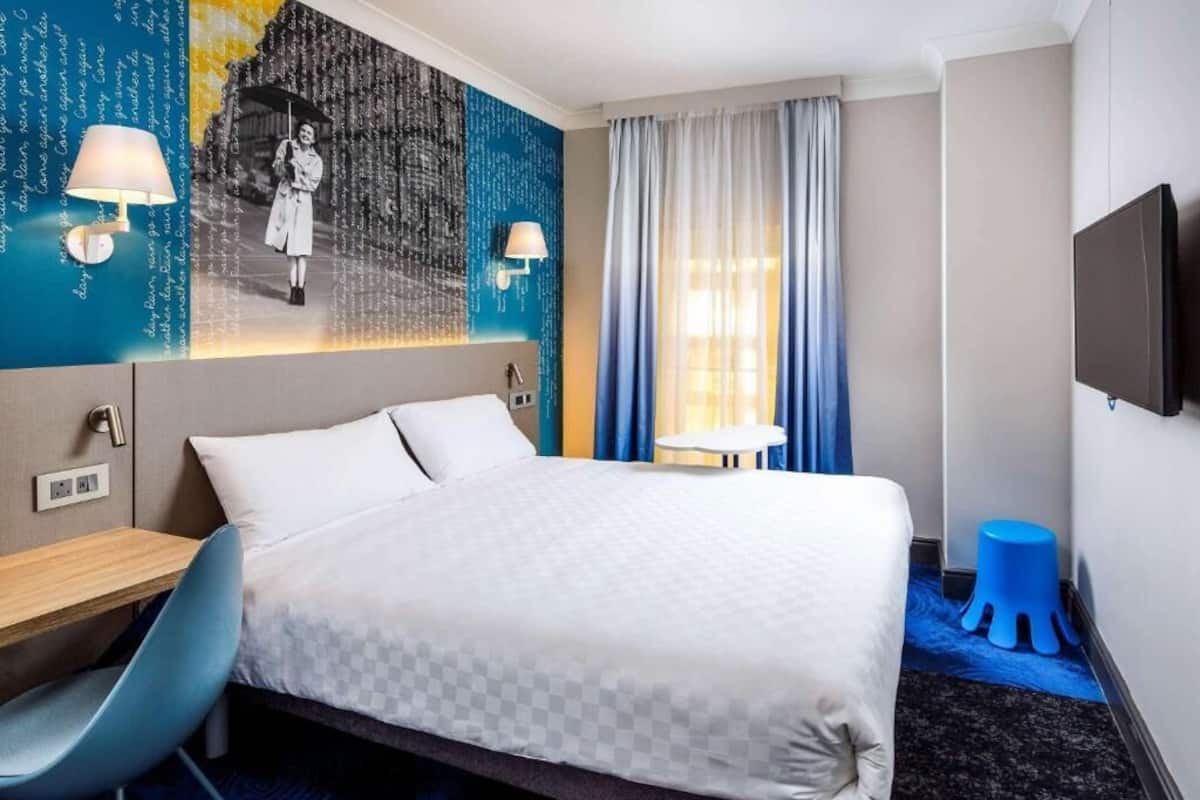 Standard Double Room | Hypo-allergenic bedding, desk, iron/ironing board, free WiFi