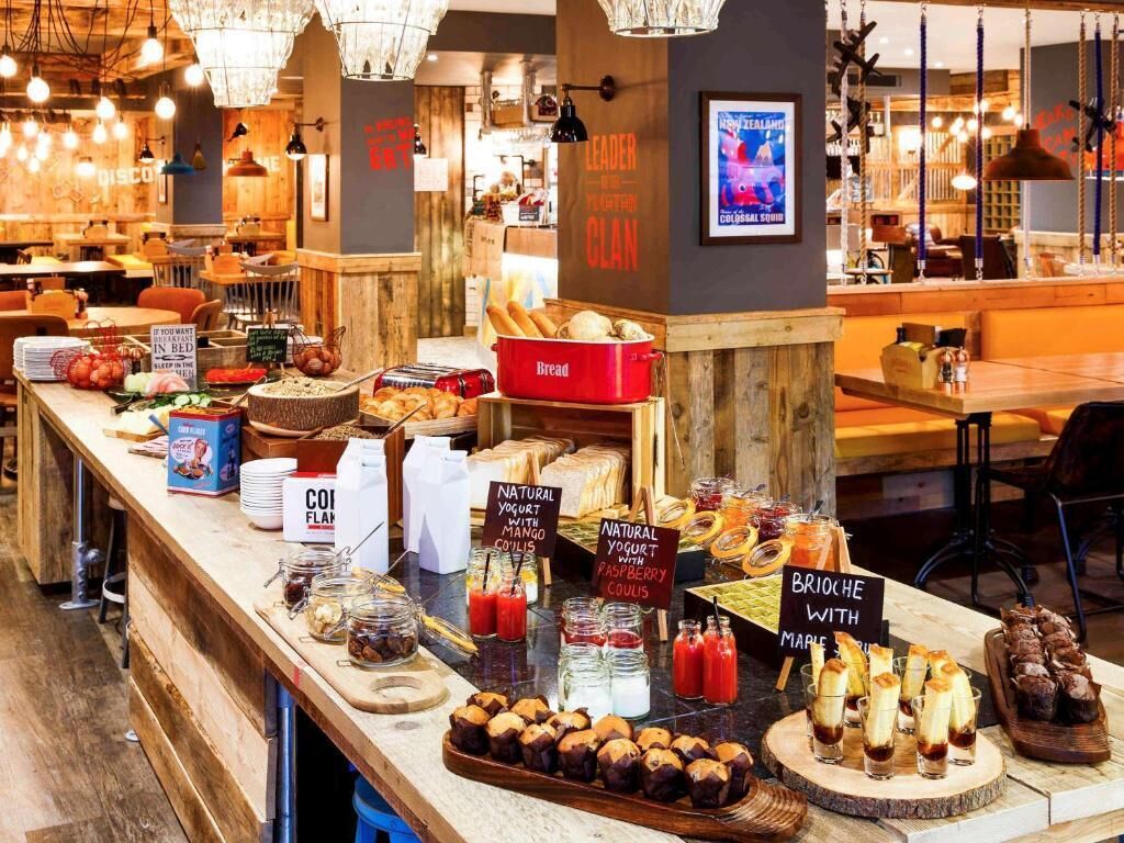 朝食 (ビュッフェ)、毎日提供 (1 名様 12.95 GBP)