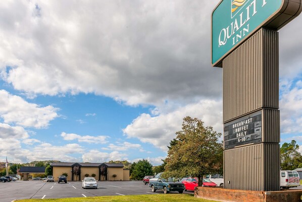 A Quality Inn sign with a breakfast buffet daily from 6-10 AM.