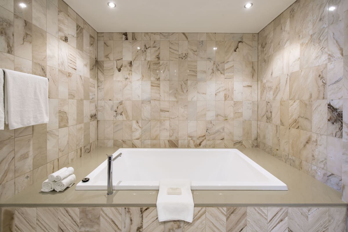 king premier suite | bathroom | shower, free toiletries, hair dryer, towels