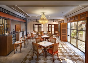 3 restaurants servant le petit déjeuner