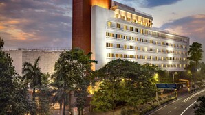 Un hotel de varios pisos con una sección vertical destacada y una sección de techo plano.