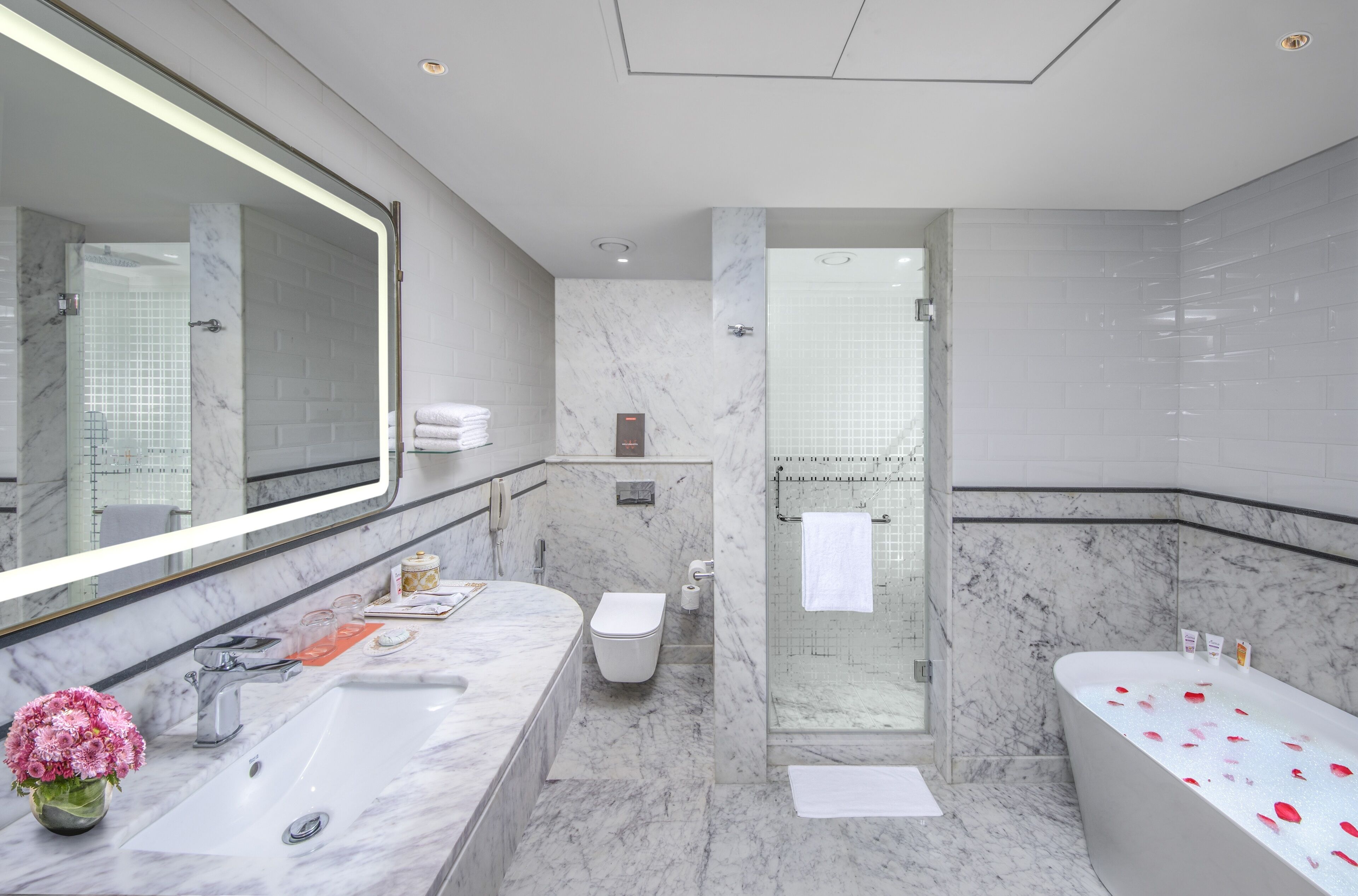 suite, 1 king bed, city view (executive suite) | premium bedding, minibar, in-room safe, desk