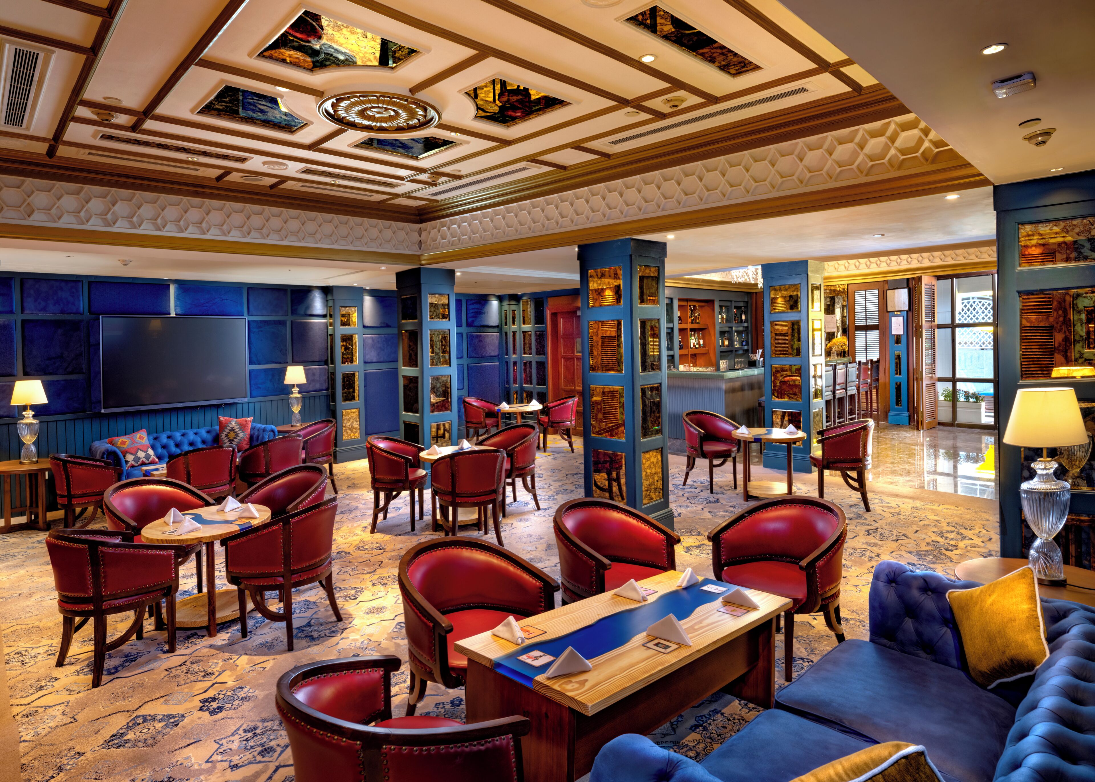 3 restaurants; breakfast, lunch, and dinner served
