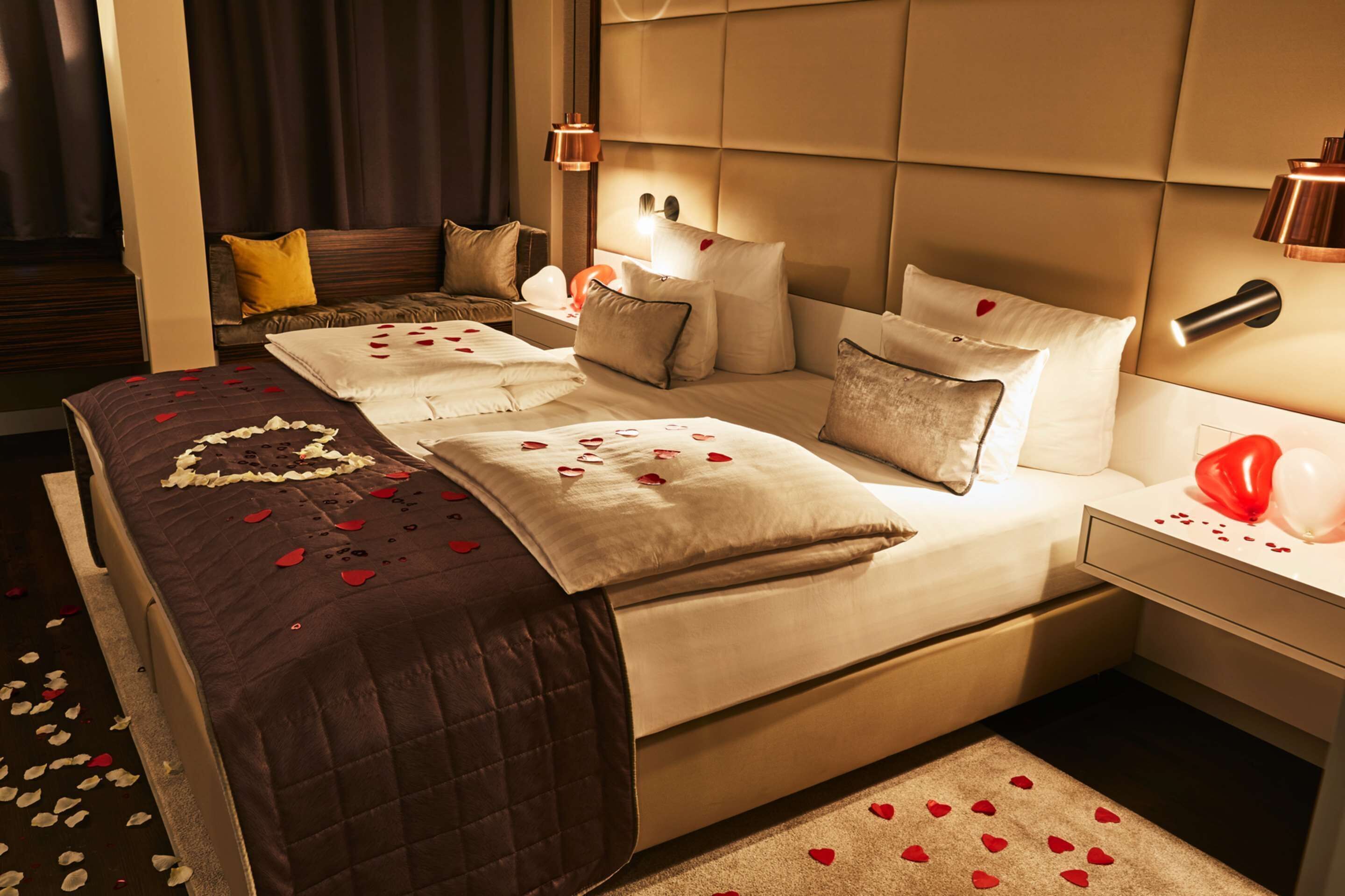 ملاءات للفراش لا تسبب الحساسية وخزنة داخل الغرفة ومكتب