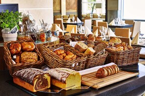 Tägliches Frühstücksbuffet (29 EUR pro Person)
