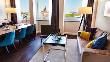 Executive Room | Hypo-allergenic bedding, in-room safe, desk, laptop workspace