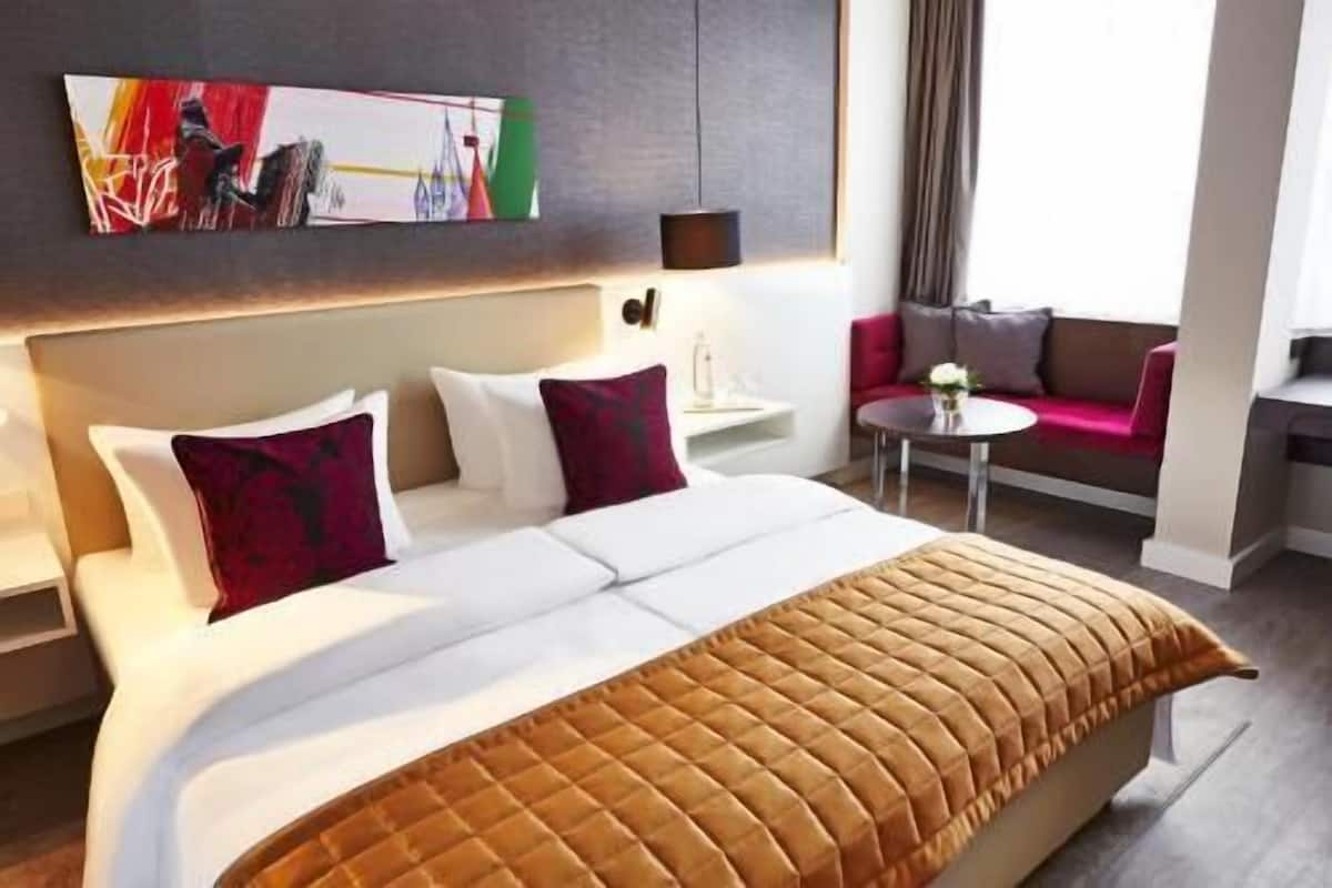 Hypo-allergenic bedding, in-room safe, desk, laptop workspace