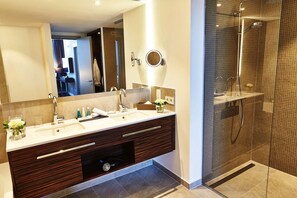 Suite | Badezimmer | Kostenlose Toilettenartikel, Haartrockner, Hausschuhe, Handtücher