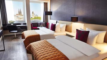 Superior Oda, 2 Tek Kişilik Yatak (Plus) | Anti alerjik yatak takımı, odada kasa, masa