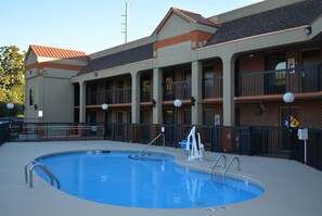 Una piscina al aire libre