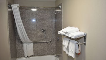 Artículos de higiene personal gratuitos, secador de pelo y toallas