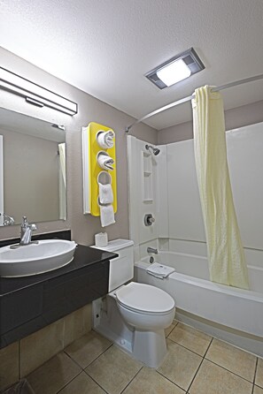 Combined shower/bathtub, towels
