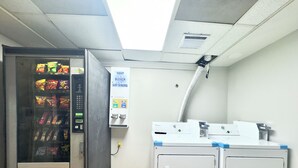 En automattankomat med snacks, en tvåldispenser och en apparat från Whirlpool.