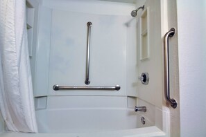 Combined shower/bathtub, towels