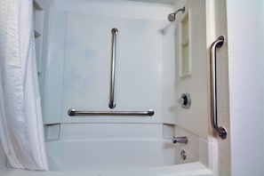Combined shower/bathtub, towels