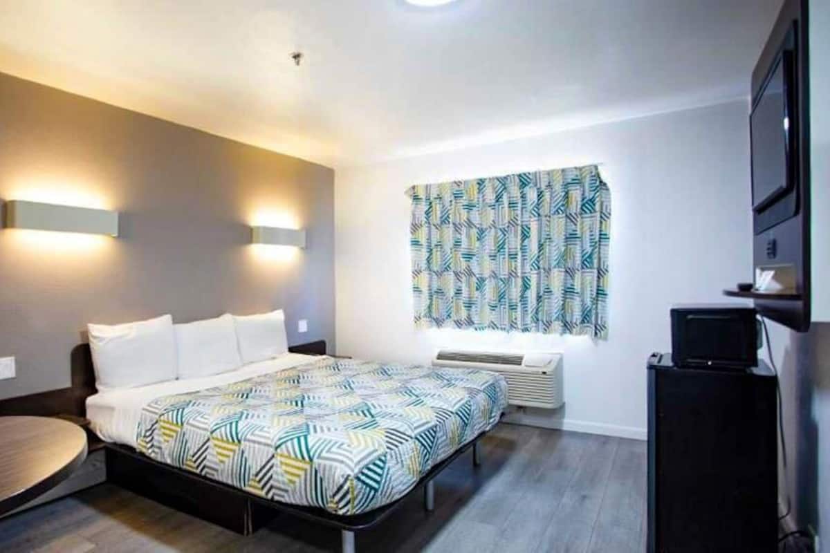 Escritorio, espacio para trabajar con un portátil, wifi gratis