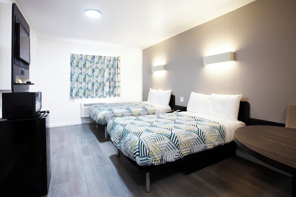 Escritorio, espacio para trabajar con un portátil, wifi gratis