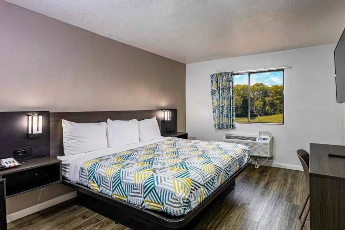1 bedroom, desk, laptop workspace, free WiFi