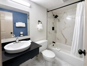 Desk, laptop workspace, free WiFi, bed sheets - Golden Inn Dallas East near I-30 Jim Miller (Dallas)