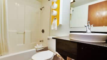 Combined shower/tub, towels