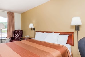 Chambre, 1 très grand lit, non-fumeur, four à micro-ondes | Bureau, lit de bébé (gratuit), lit d’appoint (supplément)