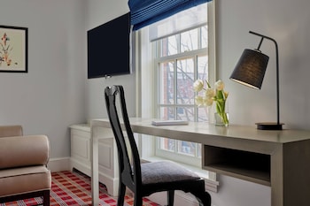 Room, 1 Queen Bed, Corner | Premium bedding, pillowtop beds, in-room safe, desk at Morrison House Old Town Alexandria, Autograph Collection