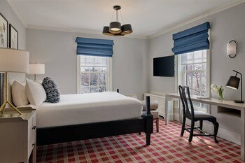 Room, 1 Queen Bed, Non Smoking, Corner | Premium bedding, pillowtop beds, in-room safe, desk at Morrison House Old Town Alexandria, Autograph Collection