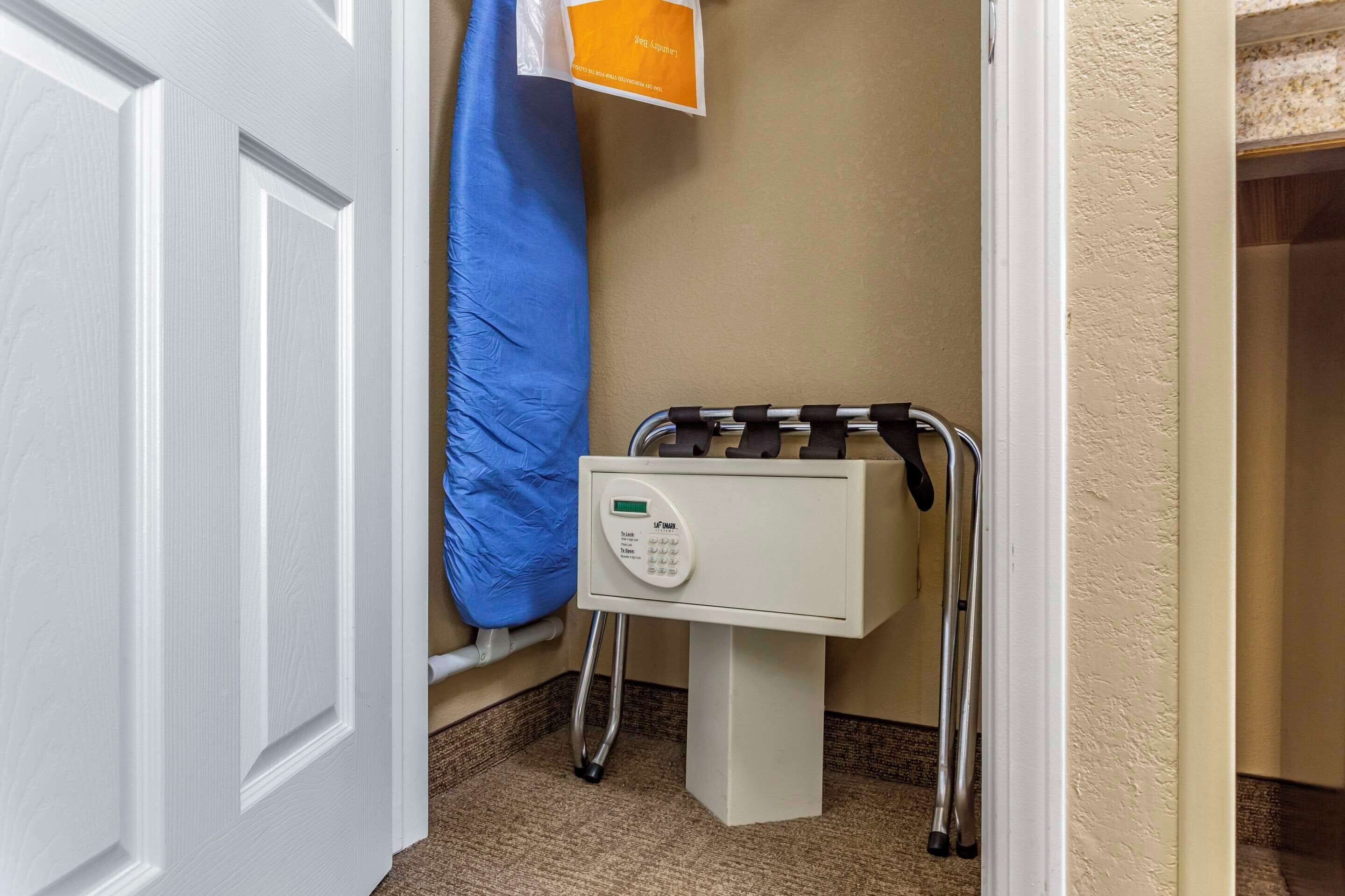 standard room, 1 king bed with sofa bed, non smoking | in-room safe, desk, laptop workspace, blackout curtains