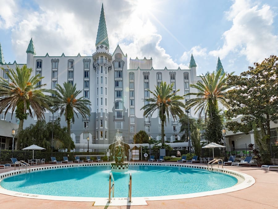 Udendørs pool, åben fra kl. 09.00 til kl. 22.00, parasoller, liggestole