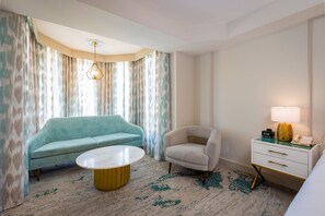 أغطية فراش متميزة وأسرّة بطبقة علوية مريحة وخزنة داخل الغرفة ومكتب