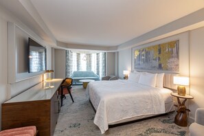 أغطية فراش متميزة وأسرّة بطبقة علوية مريحة وخزنة داخل الغرفة ومكتب