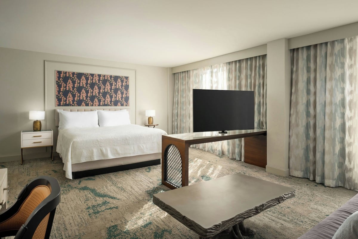 Executive Studio, 1 King Bed with Sofa bed | Premium bedding, pillowtop beds, in-room safe, desk