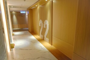 Elevator - South Pacific Hotel (Hong Kong)