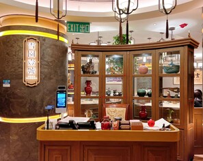 2 nhà hàng; phục vụ bữa sáng, bữa trưa và bữa tối