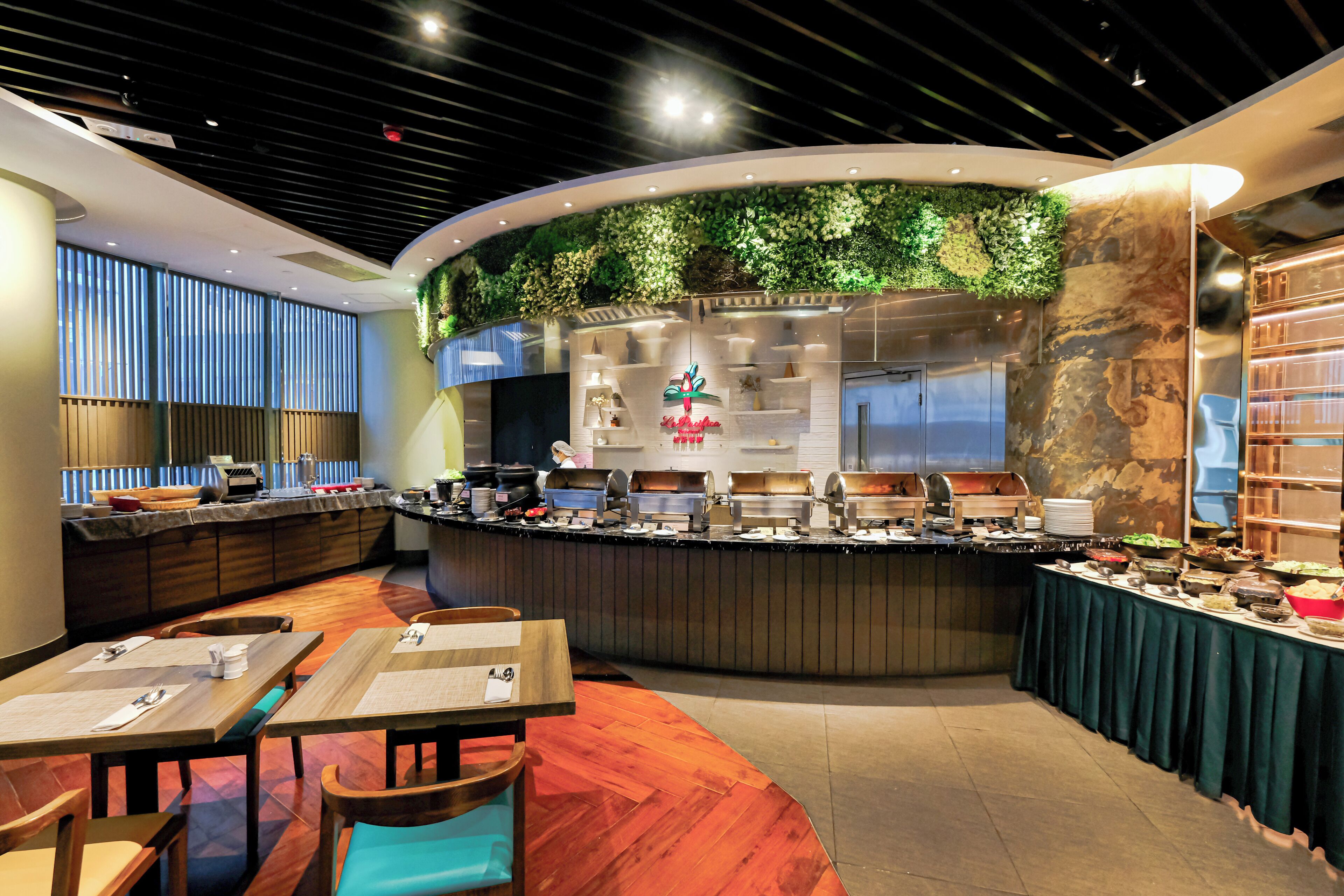 每日供应自助式早餐（每人 HKD 184.8）