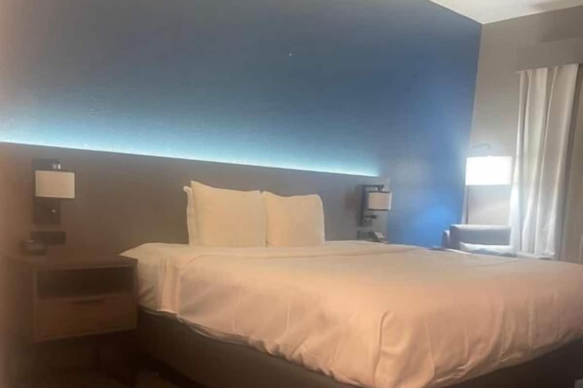 Quarto, 1 cama King, acessível, para não fumantes | Escrivaninha, ferros/tábuas de passar roupa, Wi-Fi de cortesia