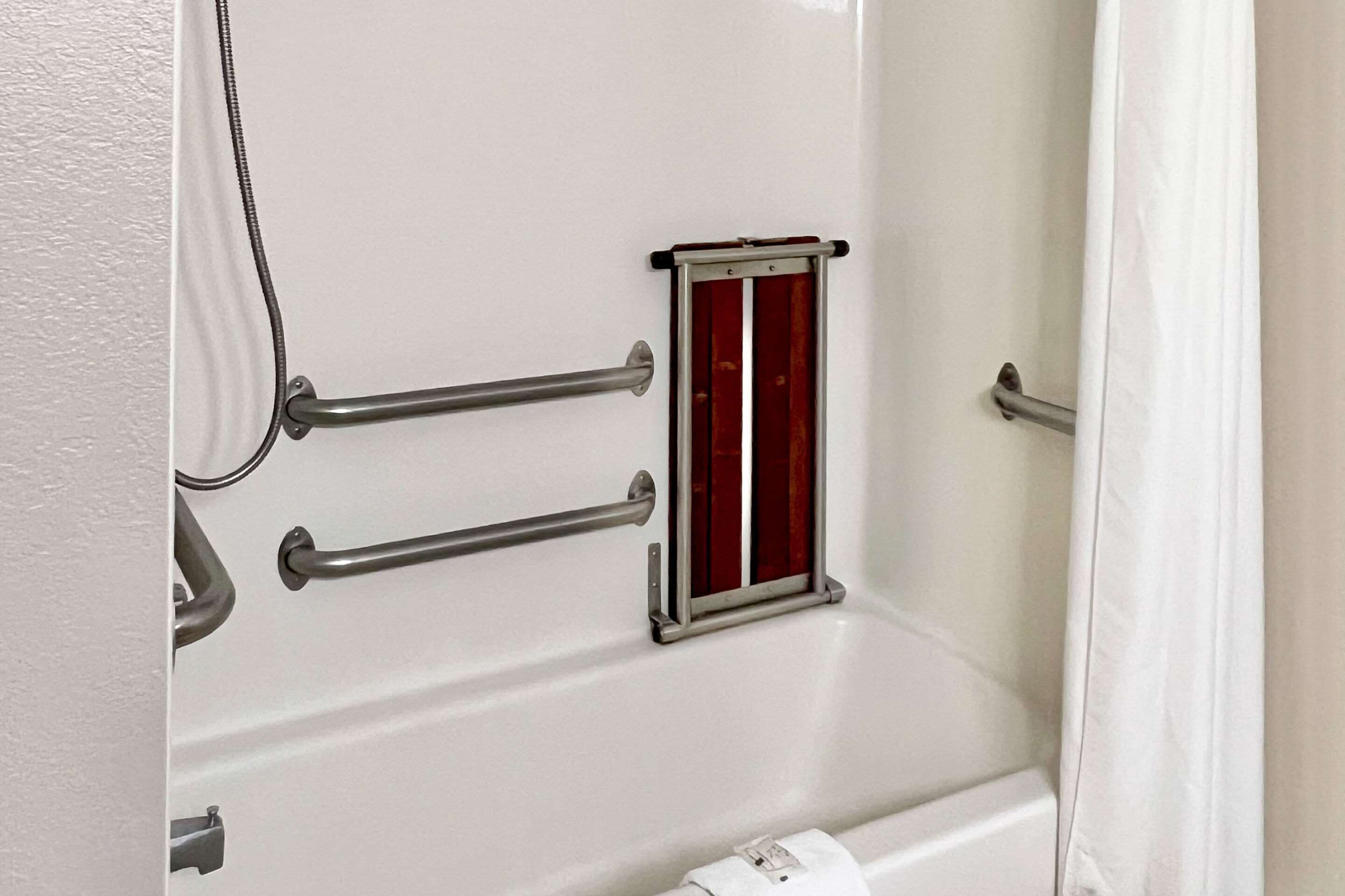 ห้องพัก, เตียงควีนไซส์ 2 เตียง, พร้อมสิ่งอำนวยความสะดวกสำหรับผู้พิการ, ปลอดบุหรี่ | โต๊ะทำงาน, เตารีด/โต๊ะรีดผ้า, Wi-Fi ฟรี, ผ้าปูที่นอน